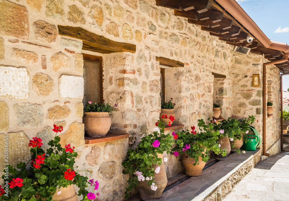 Fototapeta premium Kalambaka, Grecja - 10 czerwca 2018 r .: grupa klasztorów prawosławnych Meteory, w pobliżu miasta Kalambaka na północno-zachodnim krańcu Równiny Tesalskiej.