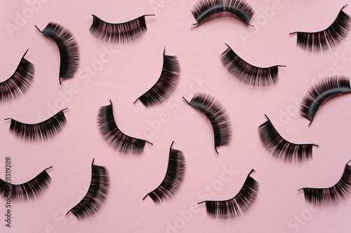 Fotografia Black false lashes strips on pink background