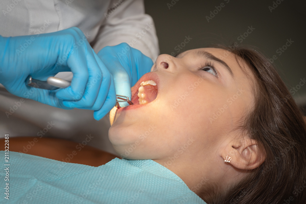 Naklejka premium background. girl at the reception at the dentist. preparation of work with a cofferdam. professional dentistry