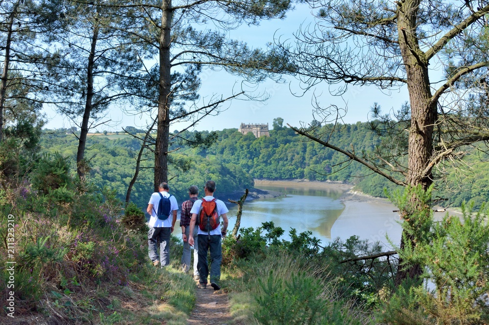 Randonneurs sur le magnifique sentier de la vallée du Trieux en face du château de la Roche-Jagu, Bretagne
