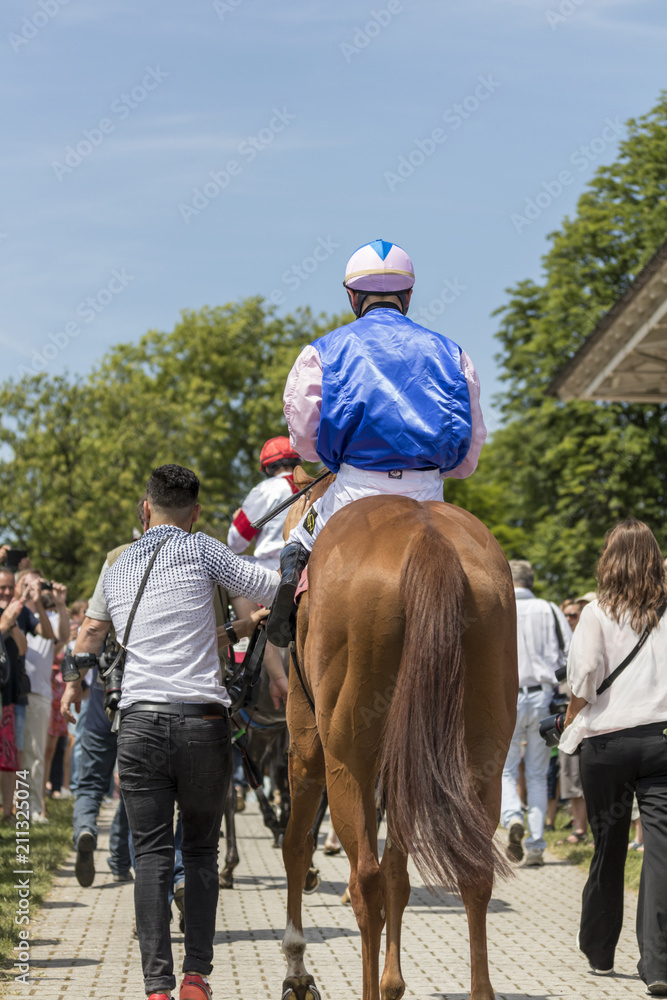 Jocky auf dem Pferd in Iffezheim auf der Rennbahn Jocky auf dem Pferd in Iffezheim auf der Rennbahn