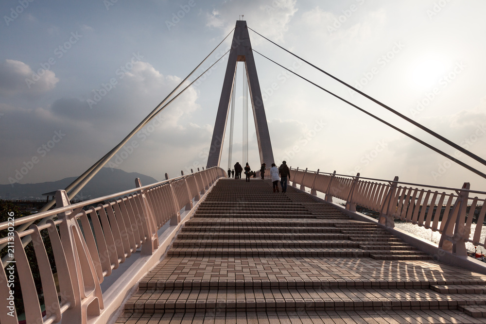Obraz premium Pedestrian bridge at fisherman's wharf (lovers bridge) danshui/tamsui at sunset. Taipei, Taiwan