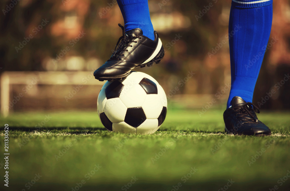 Fototapeta premium Ball auf dem Fussballplatz