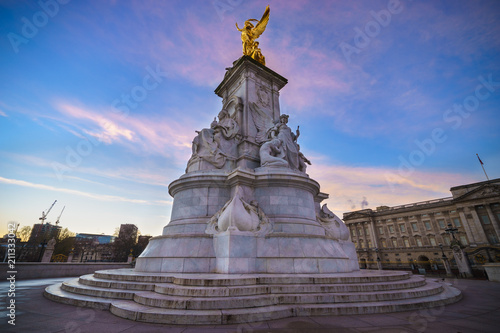 Photo Victoria Monument on Buckingham Palace roundabout in London, UK