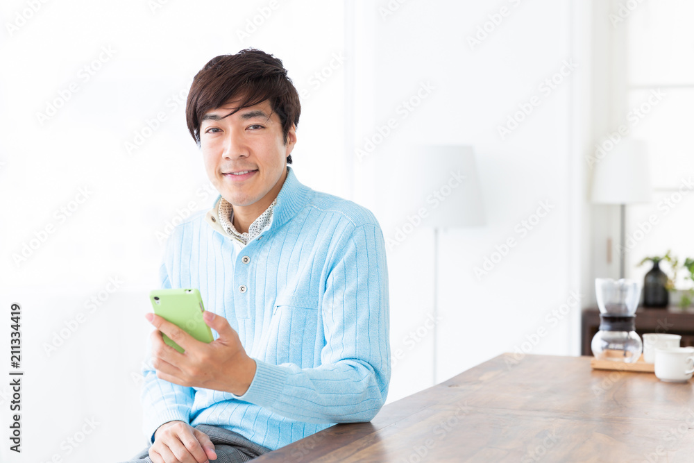 スマホを見るミドル男性 スマホを見るミドル男性