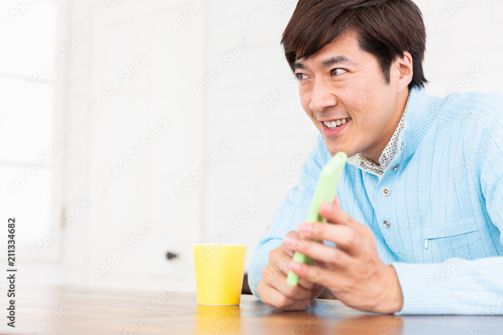 スマホを見せるミドル男性