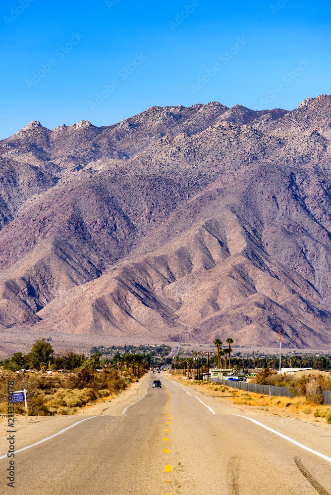 Photo Stock アメリカ大陸の荒野を貫く真っ直ぐな一本道 縦構図 Adobe Stock Photo Stock アメリカ大陸の荒野を貫く真っ直ぐな一本道 縦構図 Adobe Stock