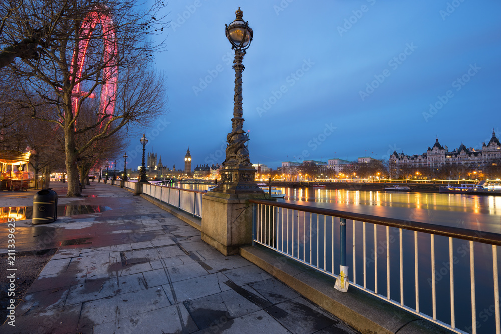 Obraz premium Big Ben seen from the bank promenade at dawn. London. England