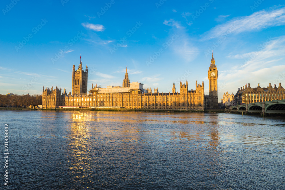 Obraz premium Houses of Parliament and Big Ben at sunny morning in central London, UK
