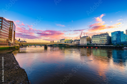 London Bridge panorama at sunrise | England © Pawel Pajor