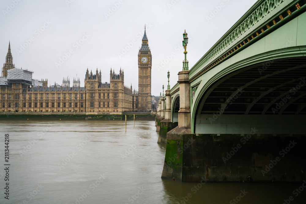 Fototapeta premium Big Ben i Pałac Westminsterski w pochmurny dzień. Londyn. Anglia