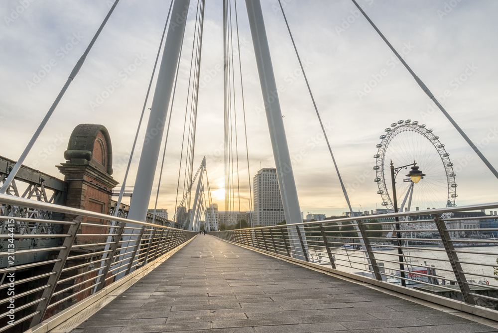 Fototapeta premium Jubilee Bridge at sunrise in London, England.