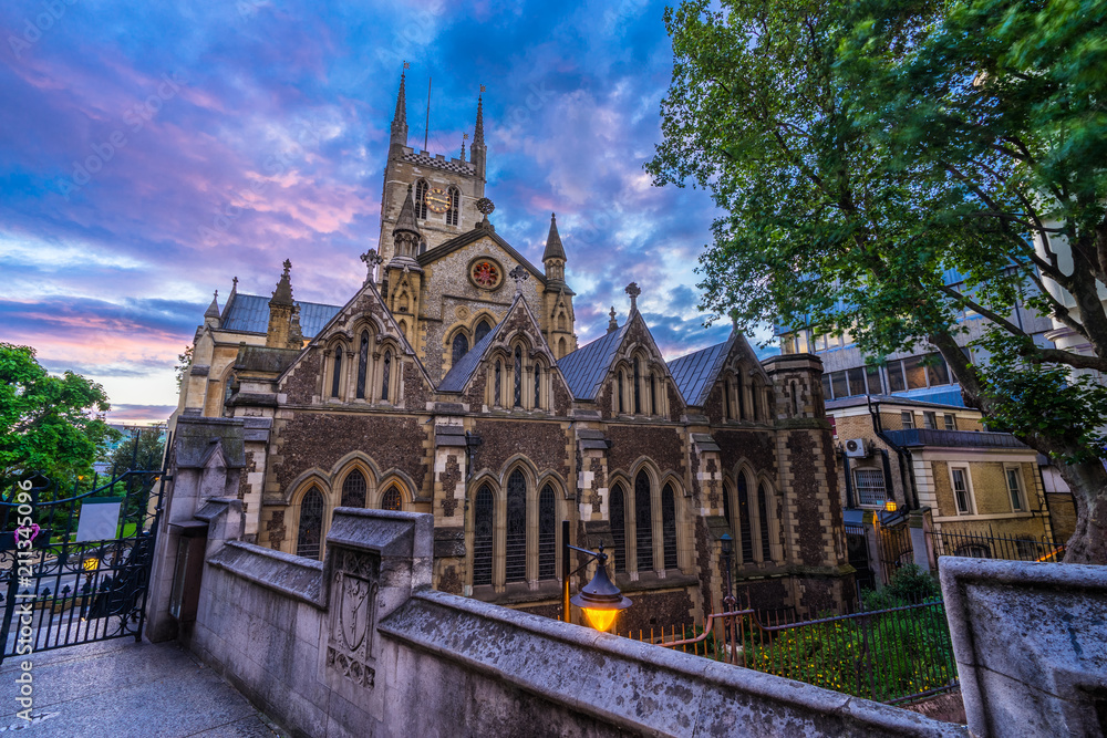 Obraz premium Southwark Cathedral with sunset sky, London, UK