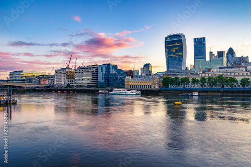 London finance district at sunrise © Pawel Pajor