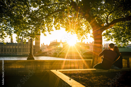 Photography Couple enjoy romantic sunset near Big Ben in London