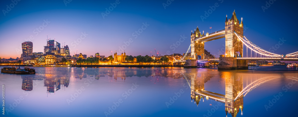 Beautiful skyline panorama of London landmarks | England 