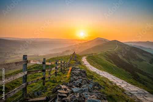 Fototapeta Sunrise of The Great Ridge at Mam Tor hill in Peak District