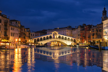 Plexiglas schilderij Rialtobrug Rialtobrug bij nacht in Venetië  © Pawel Pajor