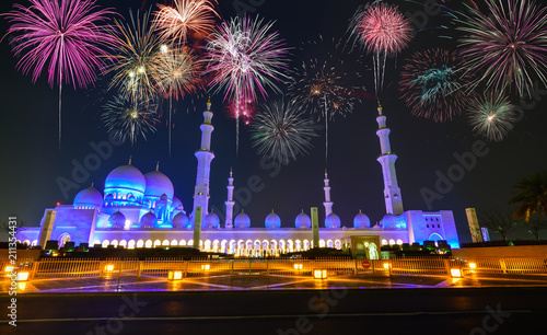 New Year fireworks display at Sheikh Zayed White Mosque in Abu Dhabi, UAE © Pawel Pajor