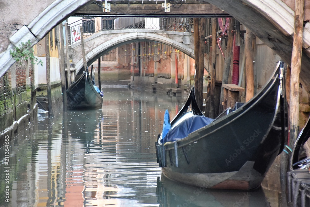 Obraz premium Venezia tipico canale con gondole