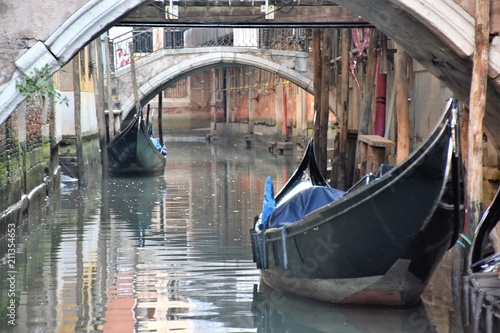 Venezia tipico canale con gondole © maurizio