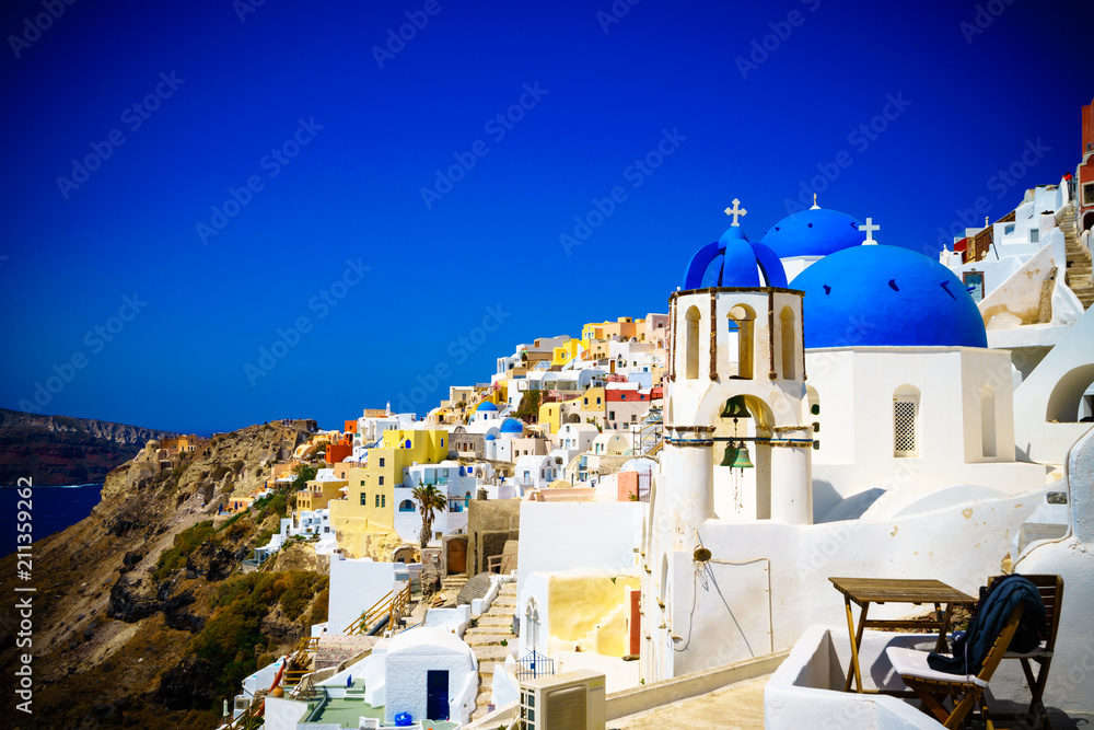 Fototapeta premium Słynne niebieskie kopuły w miejscowości Oia, Santorini, Grecja