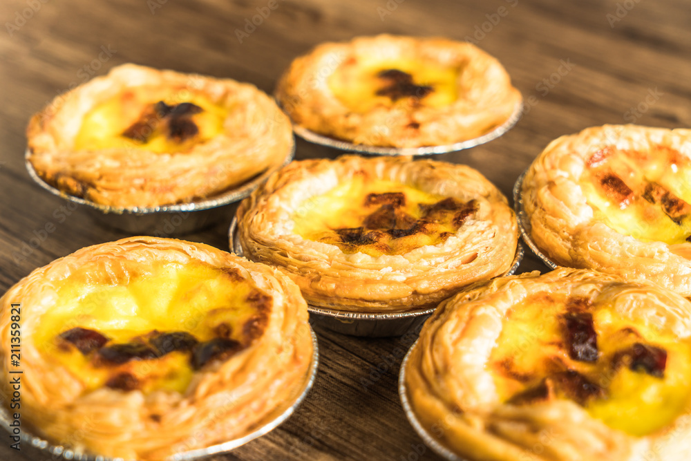 Egg tarts with wooden backgrounds