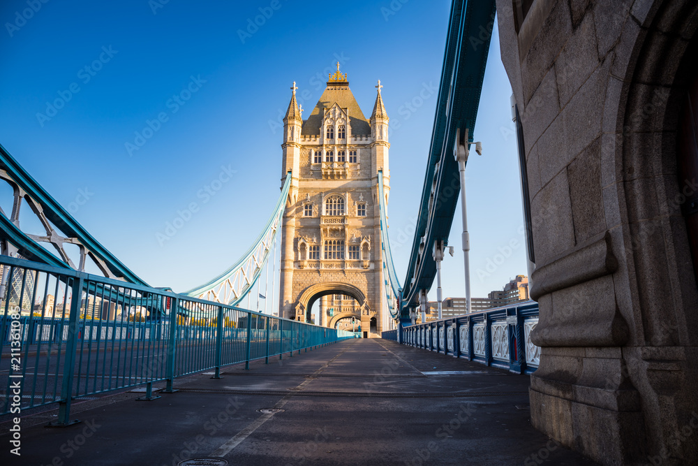 Obraz premium Empty Tower Bridge in London, England