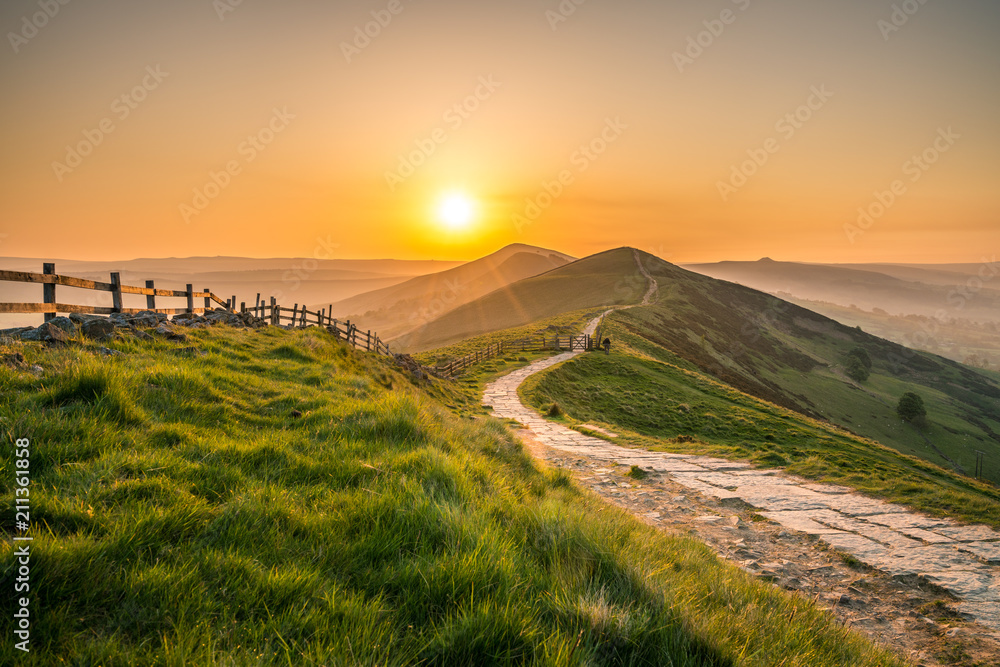 Sunrise at Mam Tor hill in Peak District - obrazy, fototapety, plakaty 