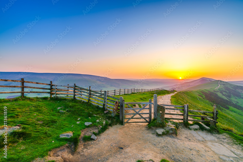 Obraz premium Great Ridge of Mam Tor hill at sunrise
