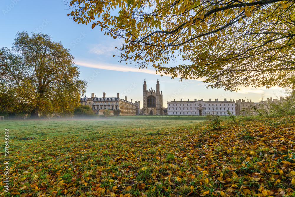 Obraz premium Kings College with autumn.leaves in Cambridge,UK