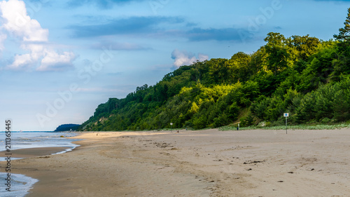 Strand mit grünen Hügeln und blauem Himmel im Hintergrund an der Ostsee Querformat © cash-n-style