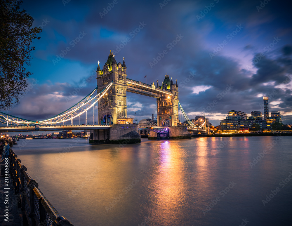 Obraz premium Tower Bridge at dusk