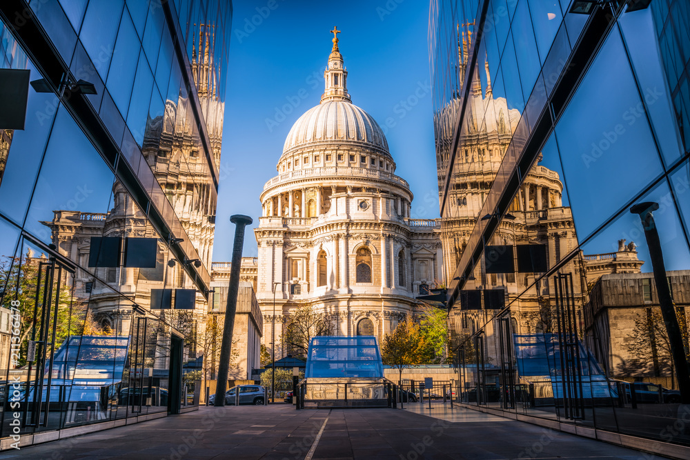 Fototapeta premium St. Paul's cathedral with reflections