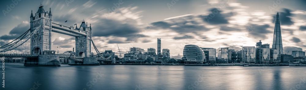 Fototapeta Panorama of Tower Bridge in London, UK
