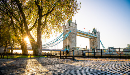 Fotobehang Tower Bridge Tower Bridge bij herfstige zonsopgang  © Pawel Pajor