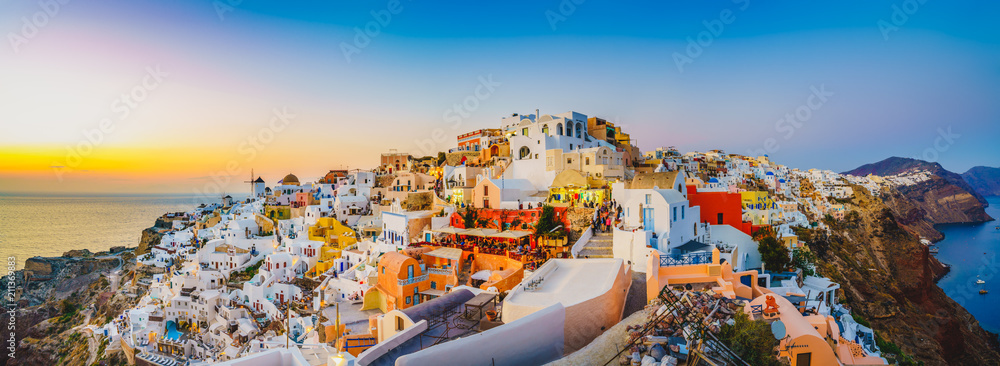 Naklejka premium Oia o zachodzie słońca na Santorini | Grecja