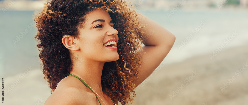 Gorgeous woman portrait smiling on the beach in Summer, letterbox - obrazy, fototapety, plakaty 