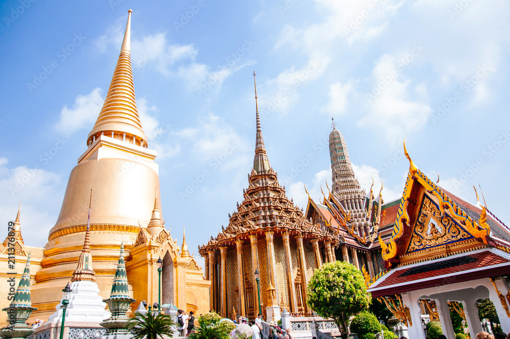Fototapeta premium Golden pagoda and halls buildings at Emerald Buddha temple or Wat Phra Keaw, Bangkok grand palace