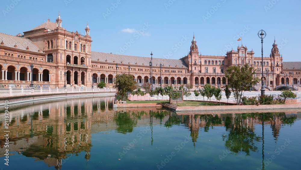 Place d'Espagne à Séville, avec reflet du palais dans le canal (Espagne)