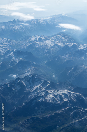 Bergepanorama der Alpen aus dem Flugzeug