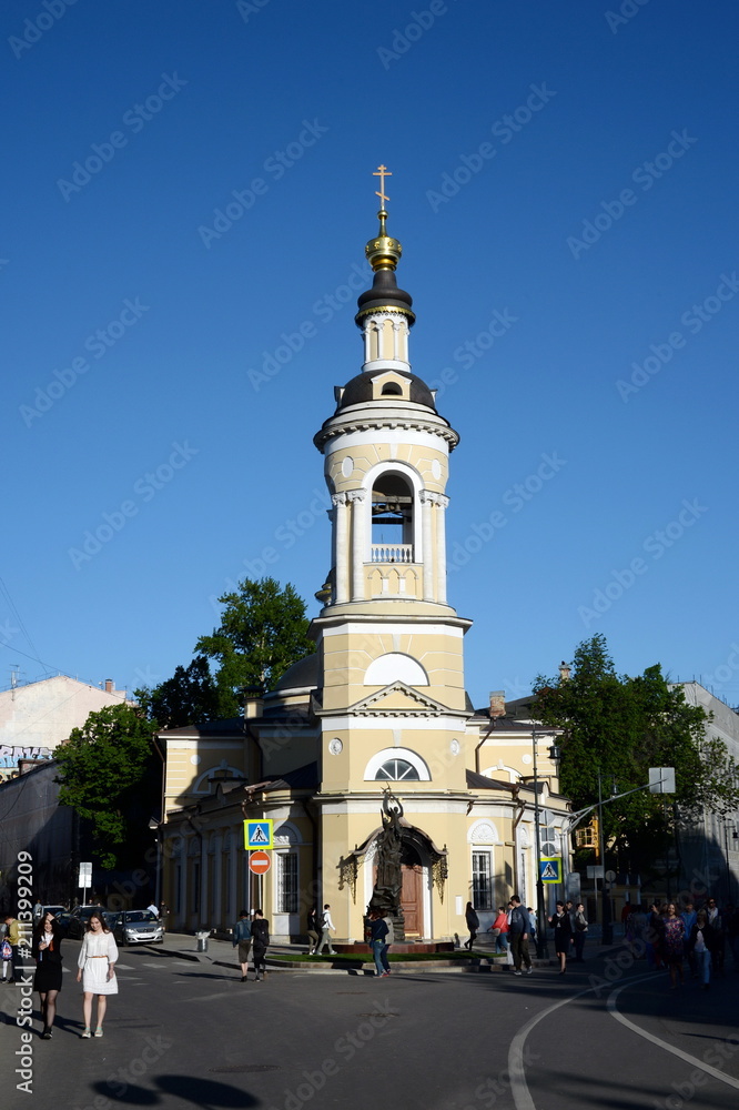 A view of the Church of the Nativity of the Blessed Virgin on Kulishki and a monument to the 