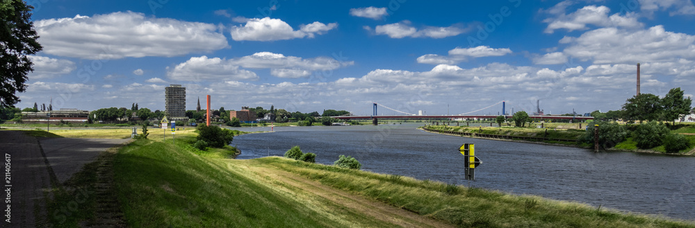 Fototapeta premium Ruhrmündung in den Rhein bei Duisburg