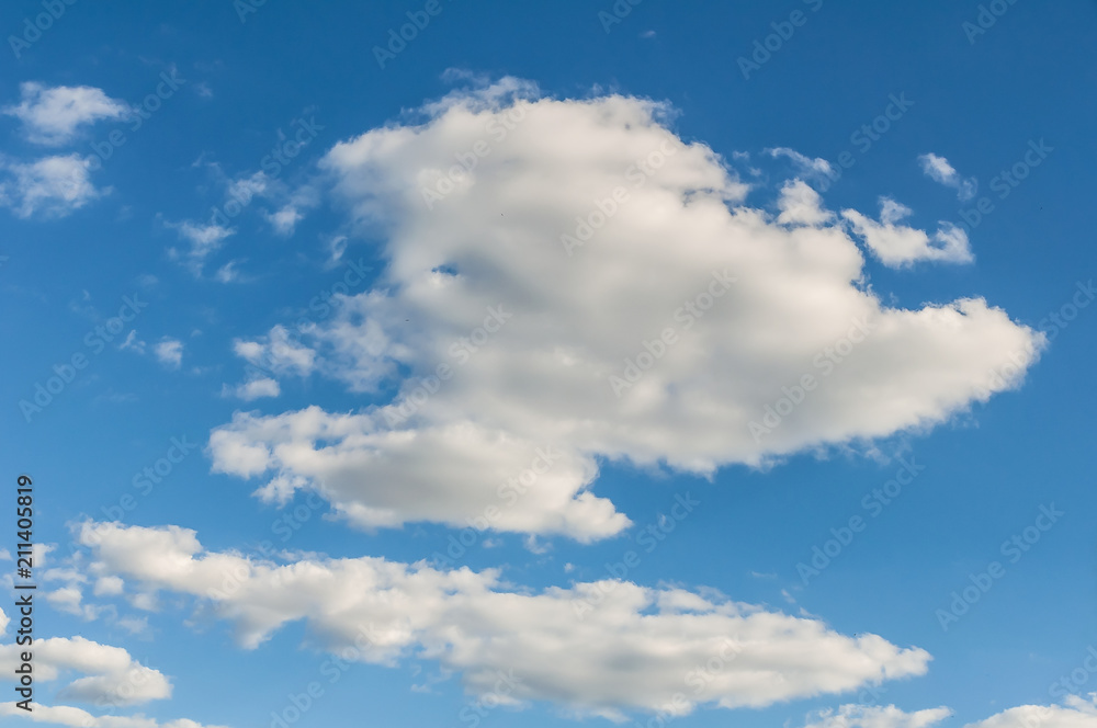 Fototapeta premium Blauer Himmel mit weißen Wolken 