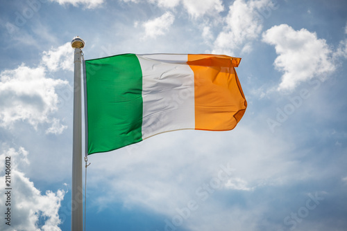 Fotografie flag of Ireland in the sky/ flag of Ireland in the wind on a flagpole against a