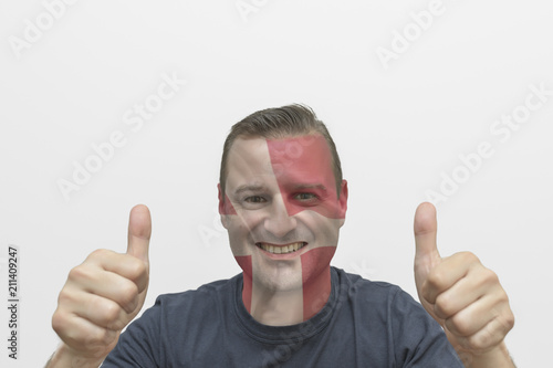 Hombre sonriendo apoyando su selección photo