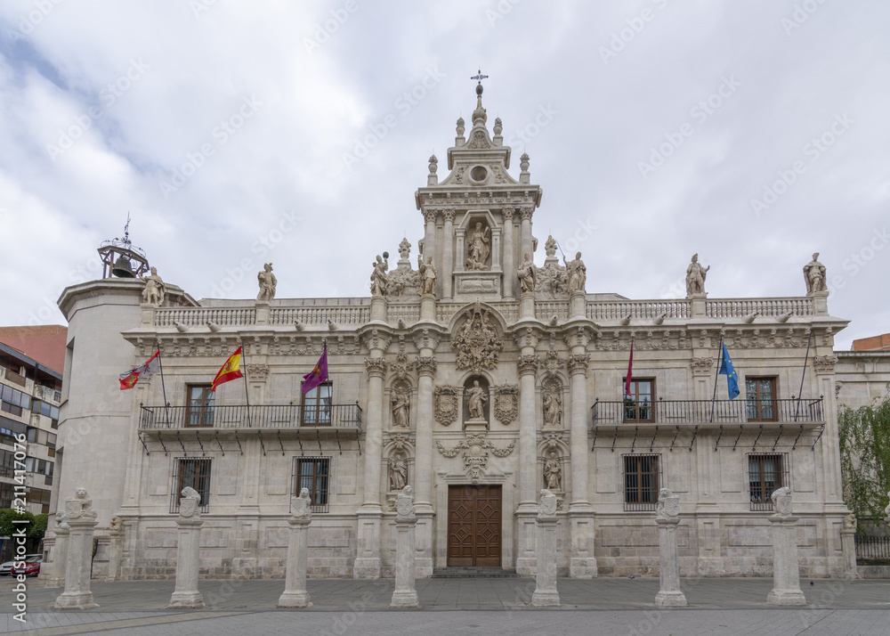 Obraz premium Fachada barroca de la Universidad de Valladolid en España