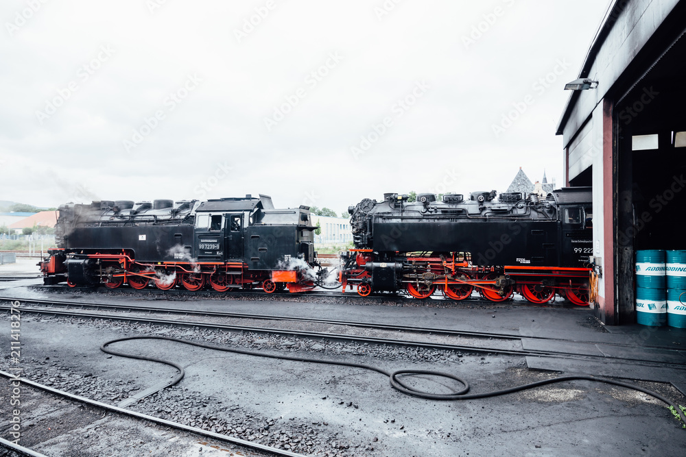 Obraz premium Zwei alte Dampflokomotive