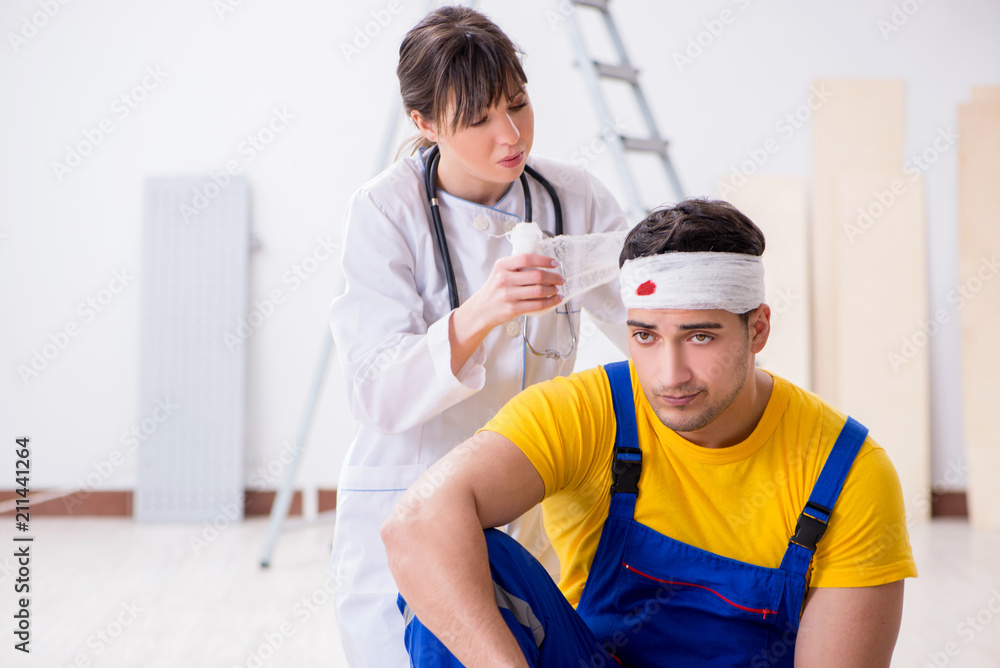 Obraz premium Worker with injured head and doctor