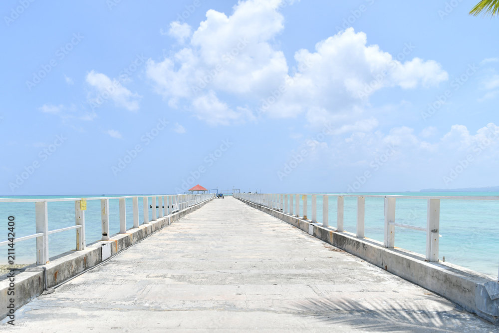 グアムの美しい海と空と橋